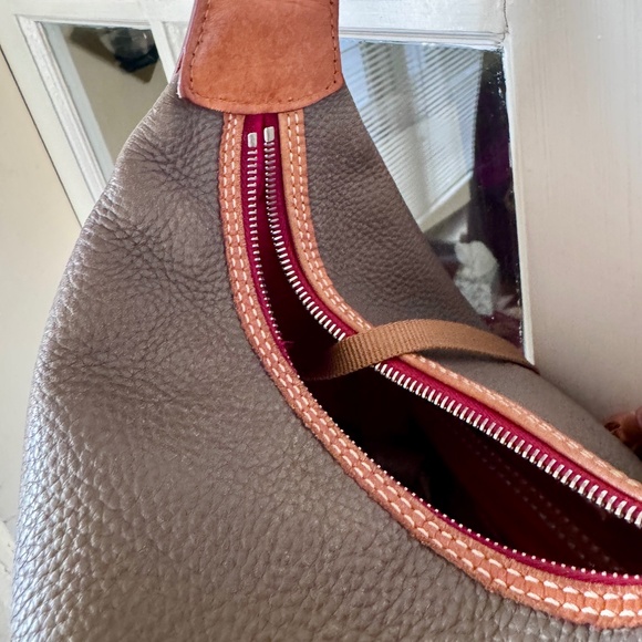 Dooney & Bourke Patterson Pebbled Leather Paige Sac Shoulder Bag Toupe & Tan EUC - Picture 6 of 15